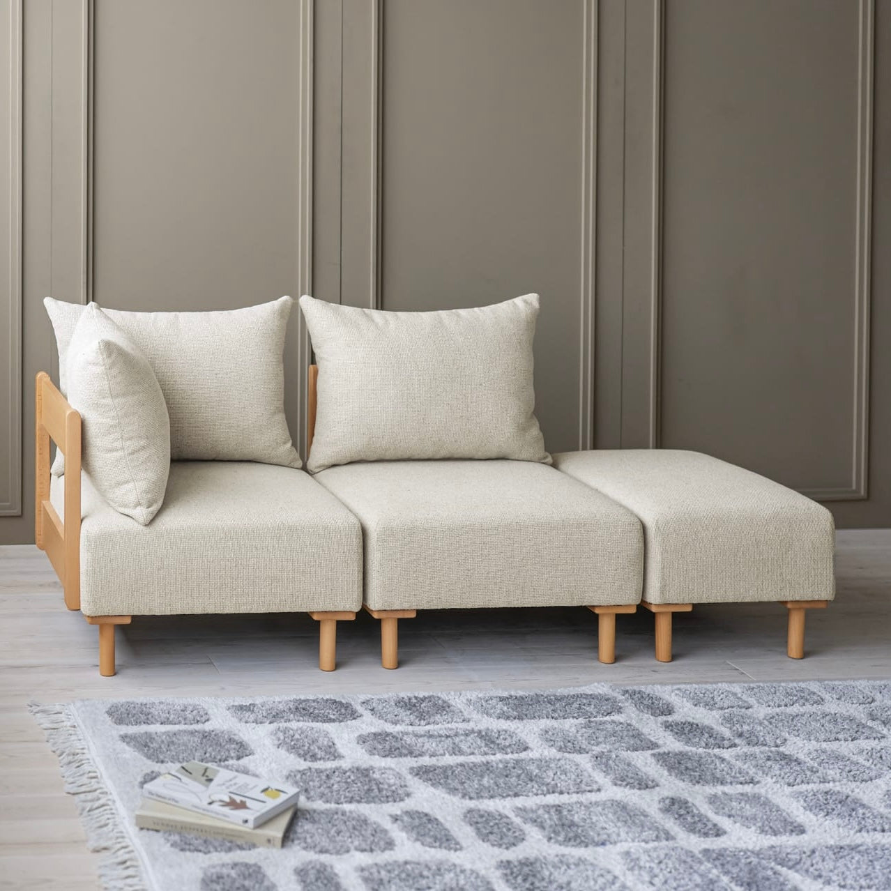 木製フレームのベージュのソファ