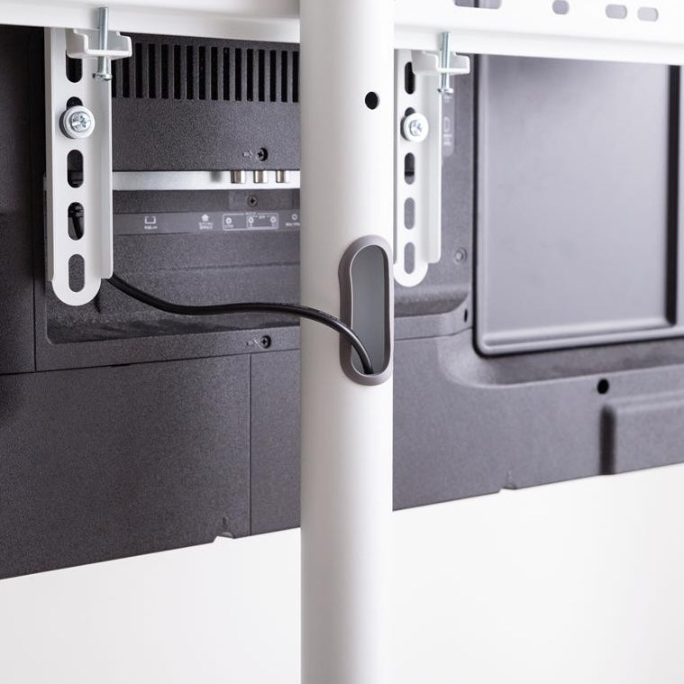 ホワイトのキャスター付きテレビスタンドのポールからテレビのコードが出ている様子