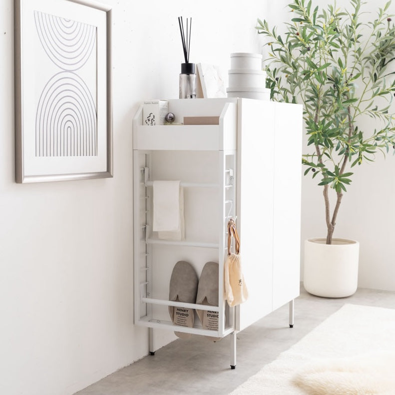 ホワイトのラック付きキャビネットのラック部分にミニタオルやスリッパがかかっている様子