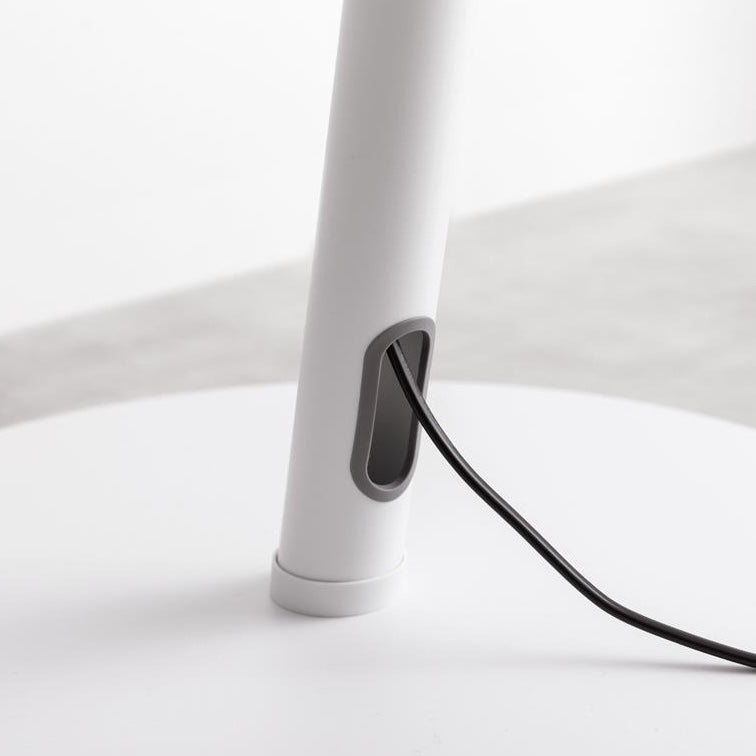 ホワイトのキャスター付きテレビスタンドのポールからテレビコードが出ている様子