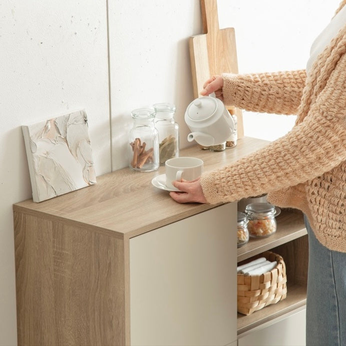 リビングに置かれたキャビネットの上でお茶を入れている