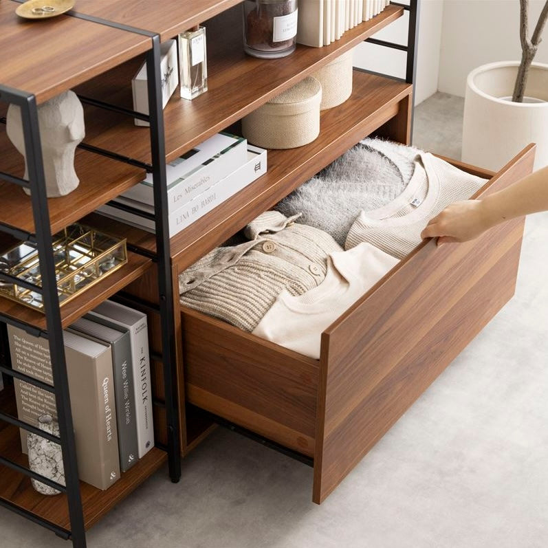 ブラウンの棚板とブラックの支柱デザインの引き出し付きのワイドなオープンラックno
引き出しを開けている様子