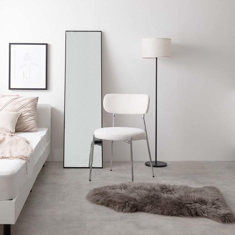 ホワイトのもこもこな素材のダイニングチェアを全身鏡のそばに置いている様子