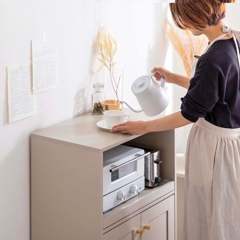 グレージュカラーのレンジ台の上で作業している