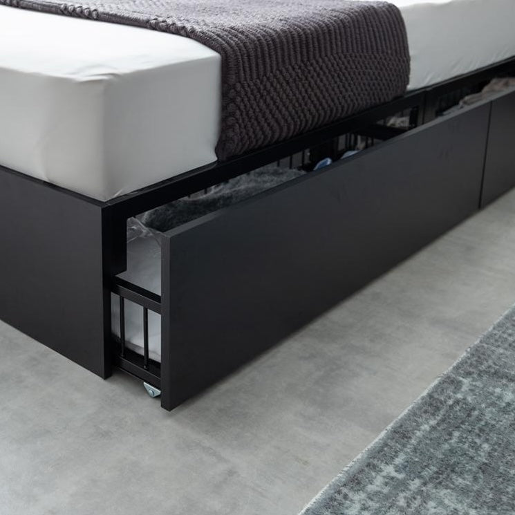 シンプルな黒のベッドフレームの引き出し部分のアップ