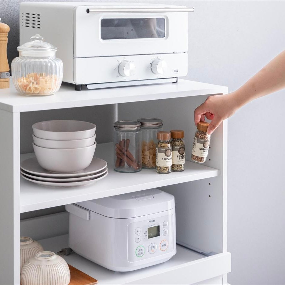 コンパクトなサイズ感のシンプルなキッチンラックの収納部分