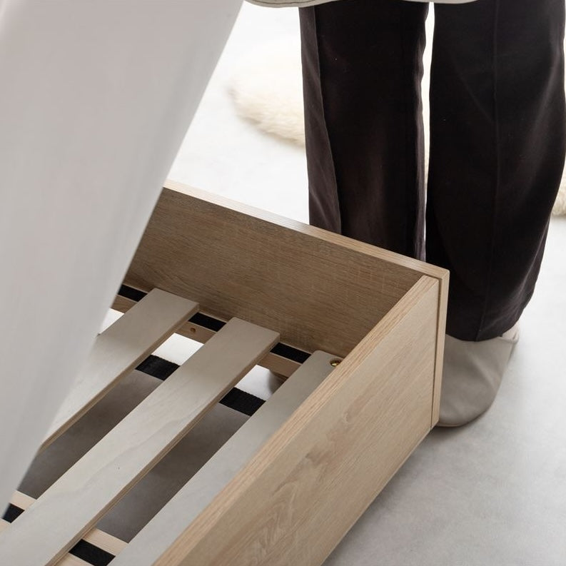 マットレスがズレにくい「ドロップマット構造」の白のローベッドフレームのすのこ部分のアップ