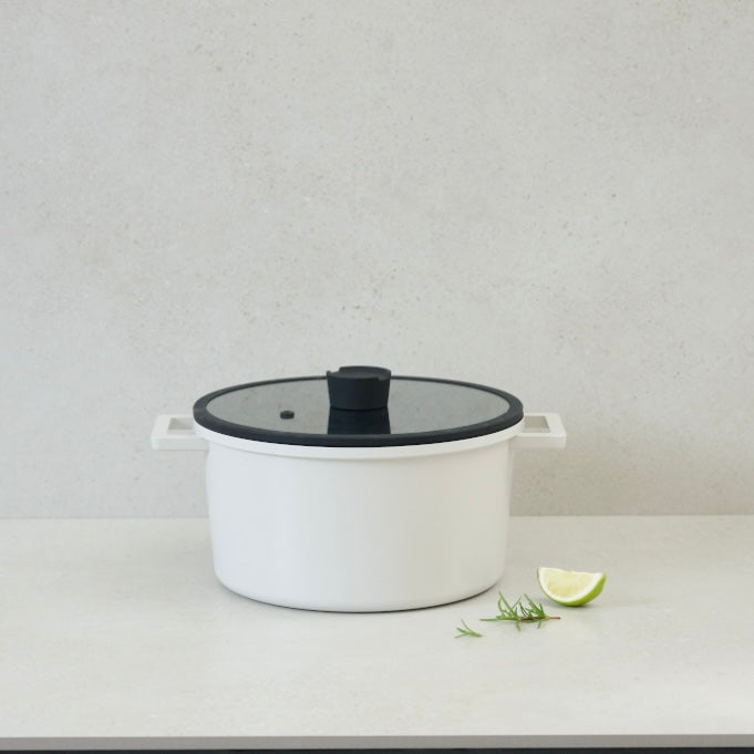 蓋付きの両手鍋が置かれている