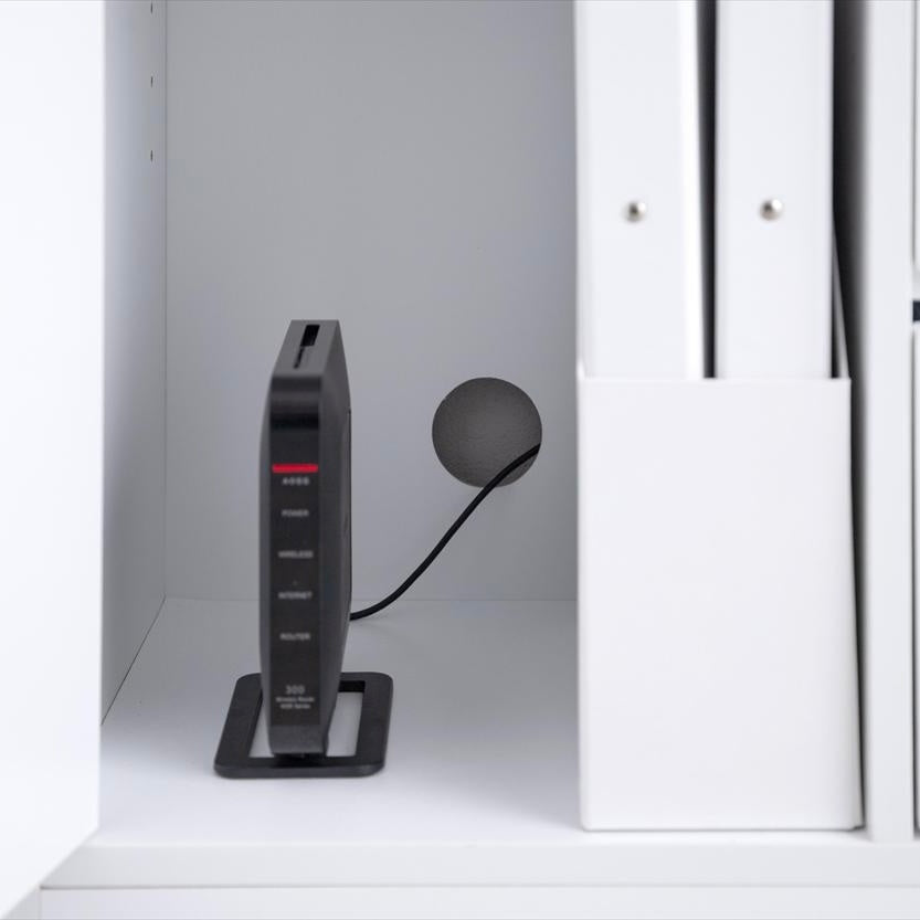 キャスターがついたホワイトのチェストの中にルーターが置かれている