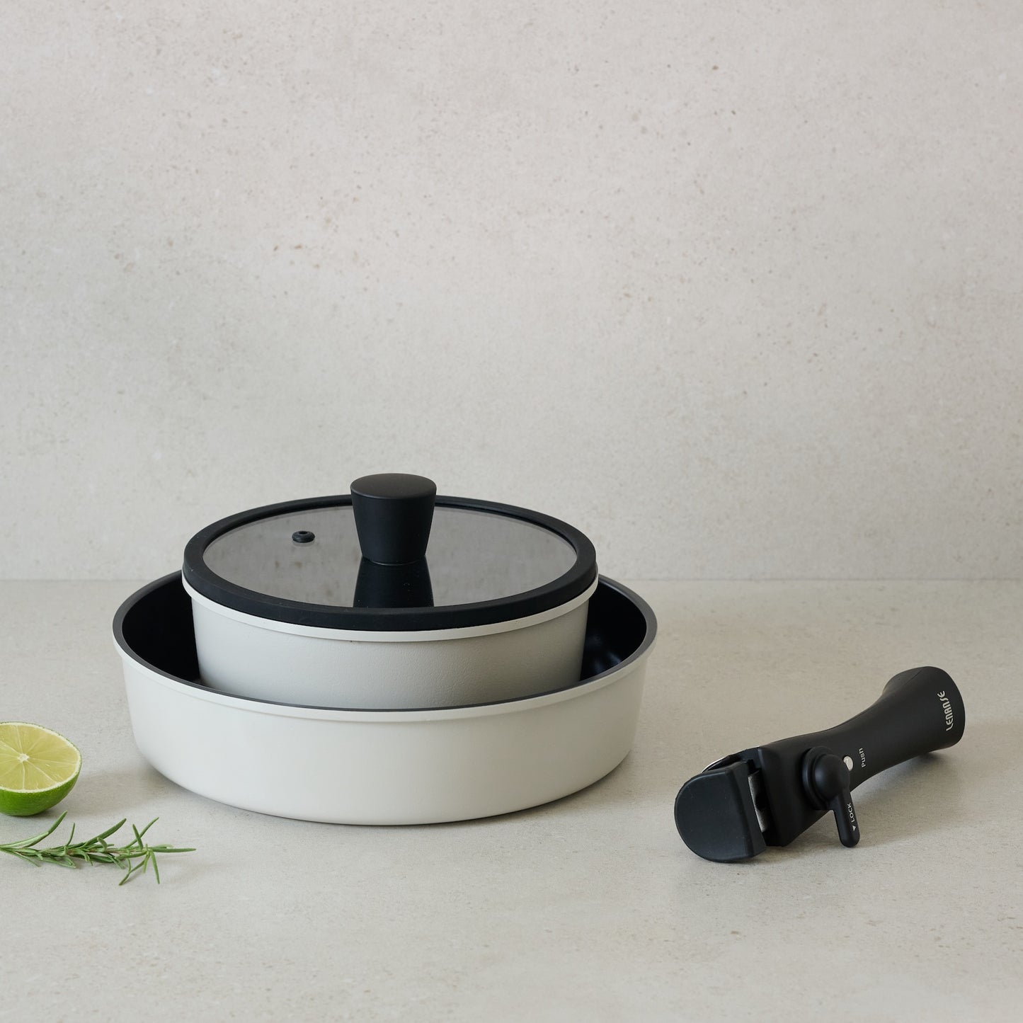 白と黒のモノクロカラーがお洒落な18cm鍋・フライパン・マルチハンドル・鍋蓋をまとめた、毎日の調理に使いやすいセット