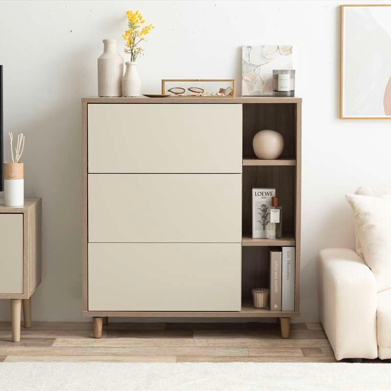 リビングに置かれた引き出し付きのキャビネット