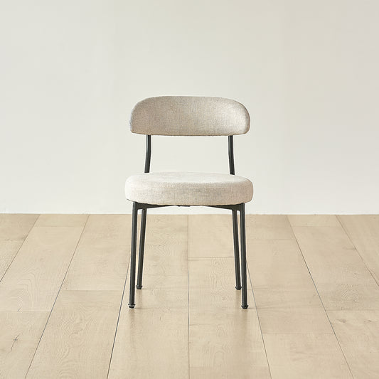 クリーム色のファブリックチェア