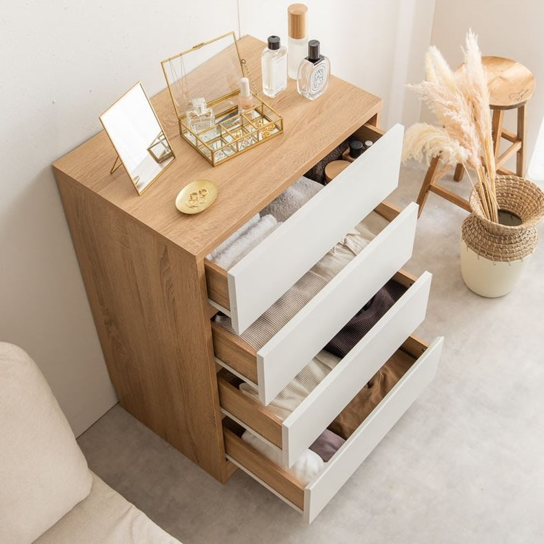 白とナチュラルウッドのバイカラーのチェストの引き出しを開けた状態で部屋に置いている