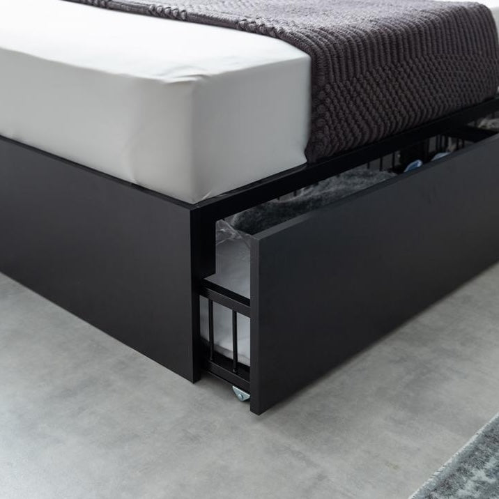シンプルな黒のベッドフレームの引き出しのアップ