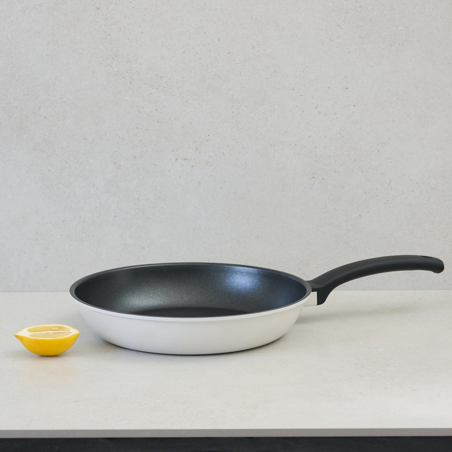 白と黒のモノクロカラーのお洒落なフライパン