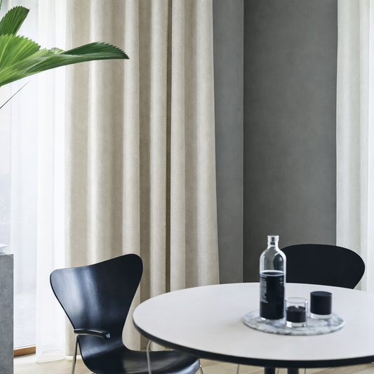 ナチュラルな表情の中にキラッと光る艶を持つ美しいドレープカーテンが窓辺にかかったリビング