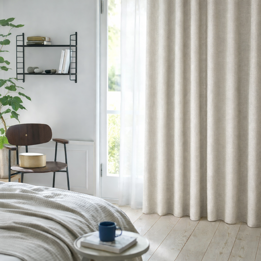 天然素材のようなやさしい風合いが魅力のプレーンタイプのドレープカーテンが部屋の窓にかけられたインテリア