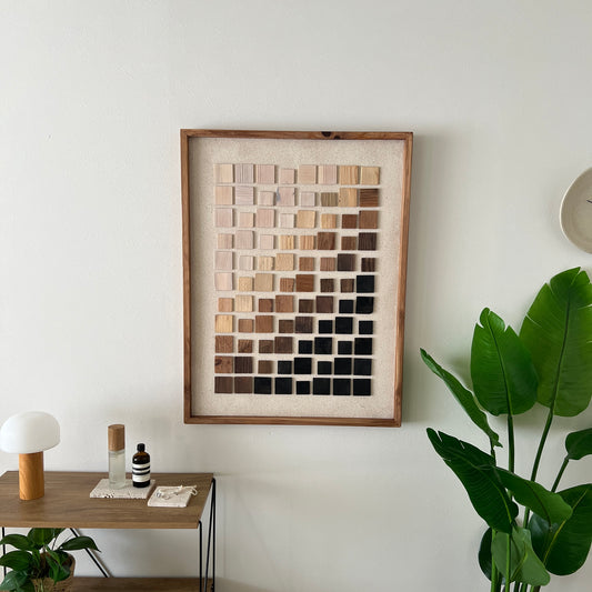 立体的にウッドチップが貼り付けられたアートが壁にかけられている