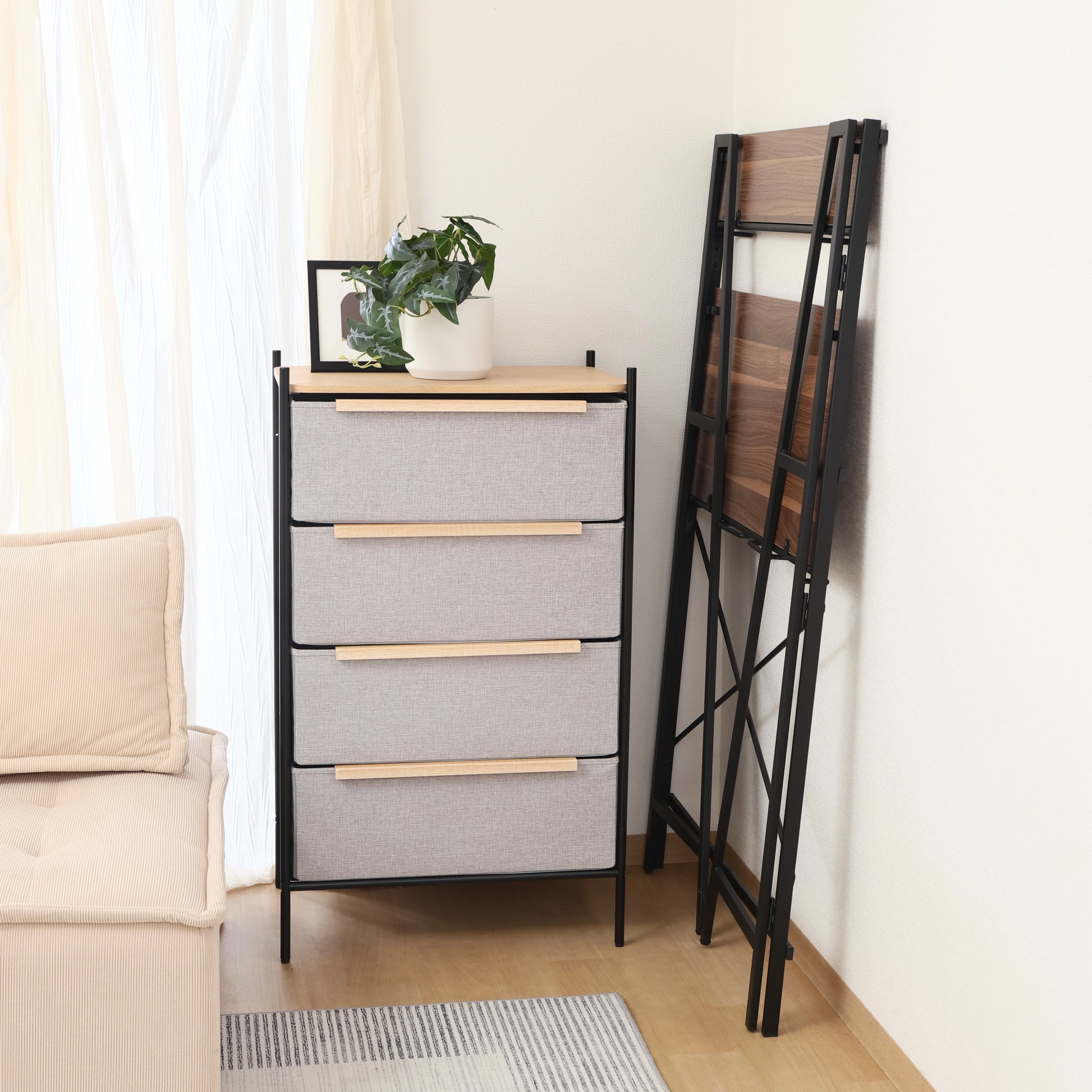 収納棚が付いた折りたたみ式のデスクが折り畳まれて収納されている様子