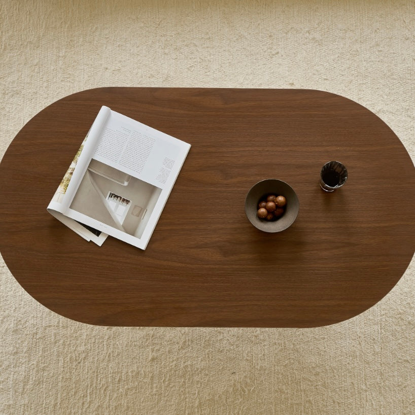 ウッド天板の楕円形のローテーブルがリビングに置かれている様子