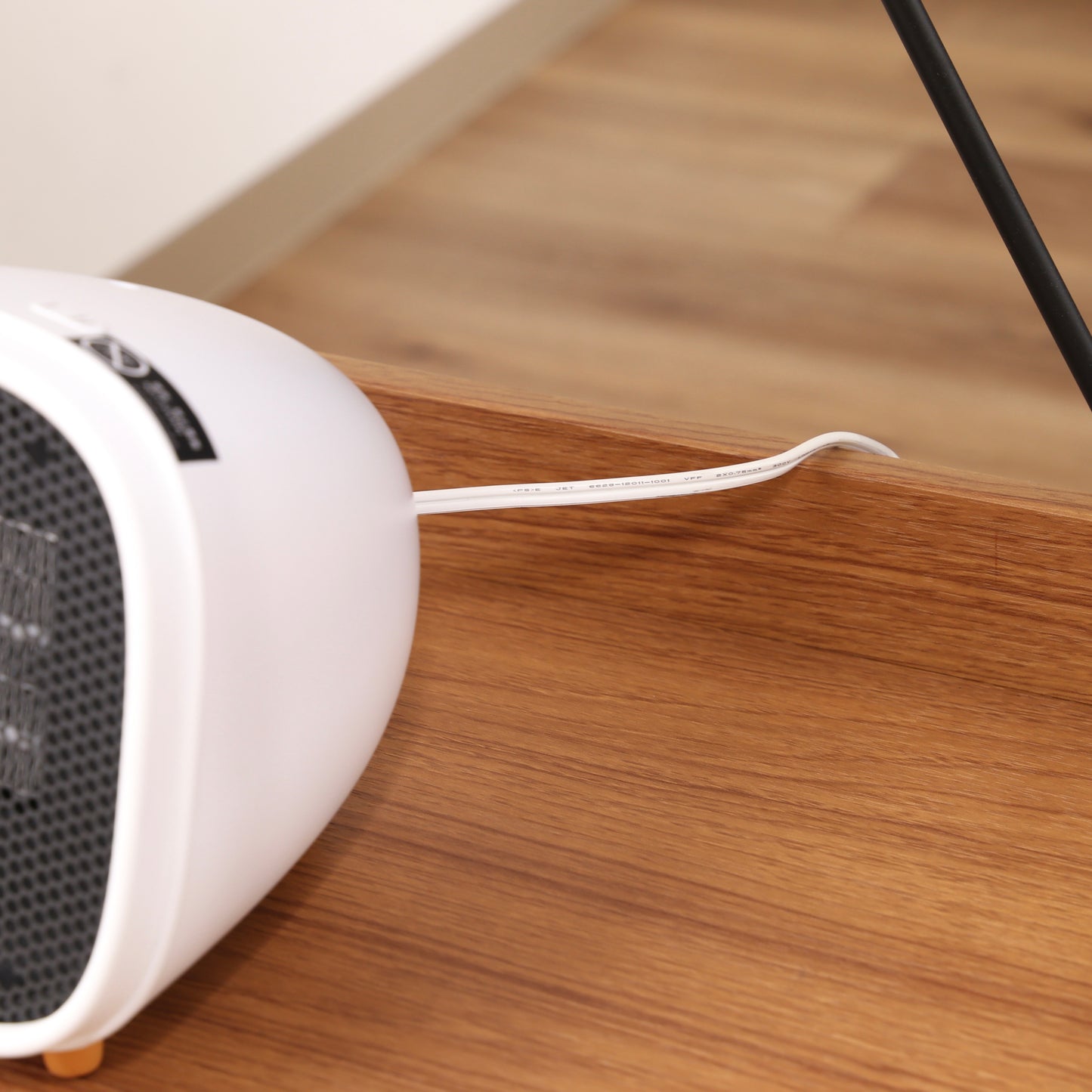 ウッド素材とブラックフレームの3段のオープンシェルフの縁部分