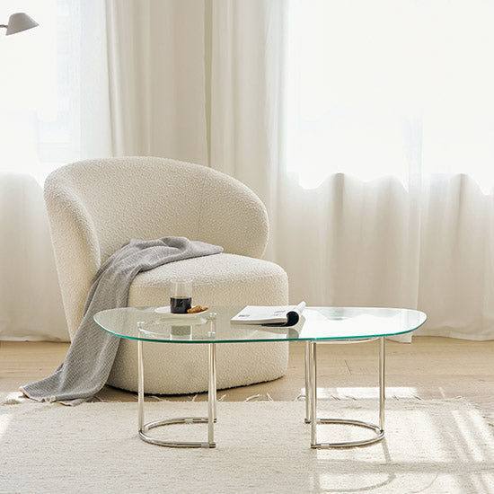 ガラス天板のニュアンスローテーブルがリビングに置かれている様子