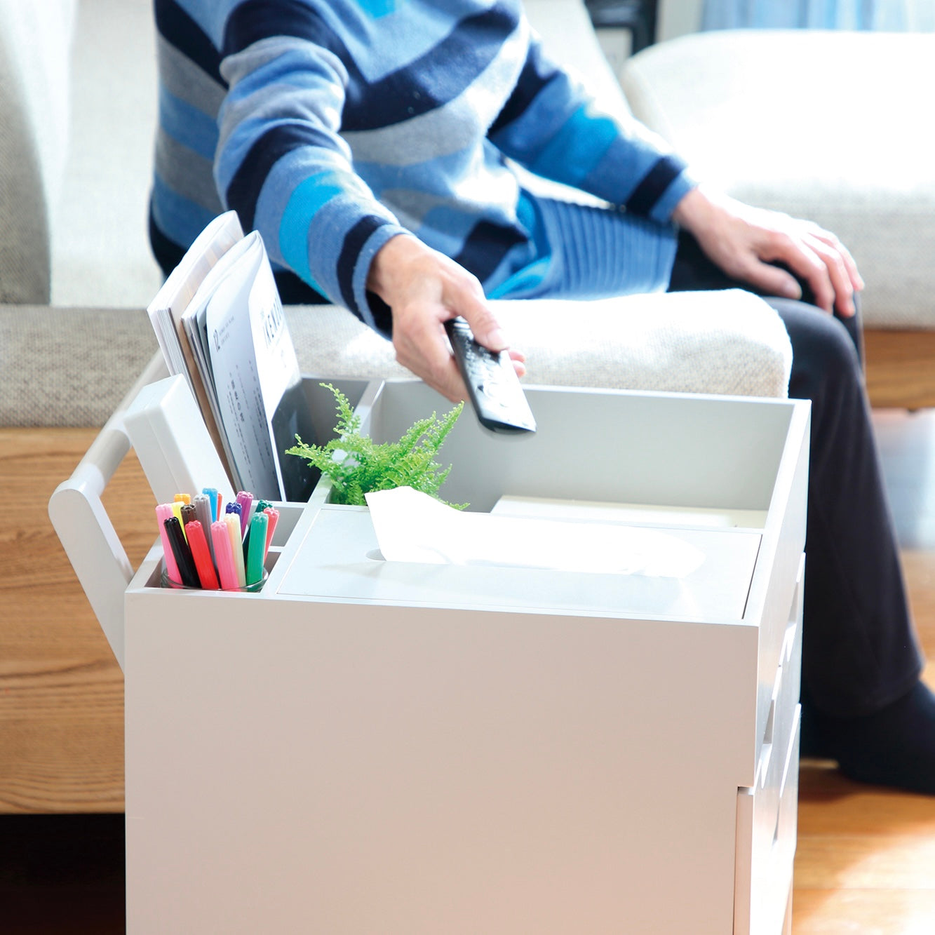 引き出しがたくさんついたグレーのワゴンにティッシュや小物が収納されている様子