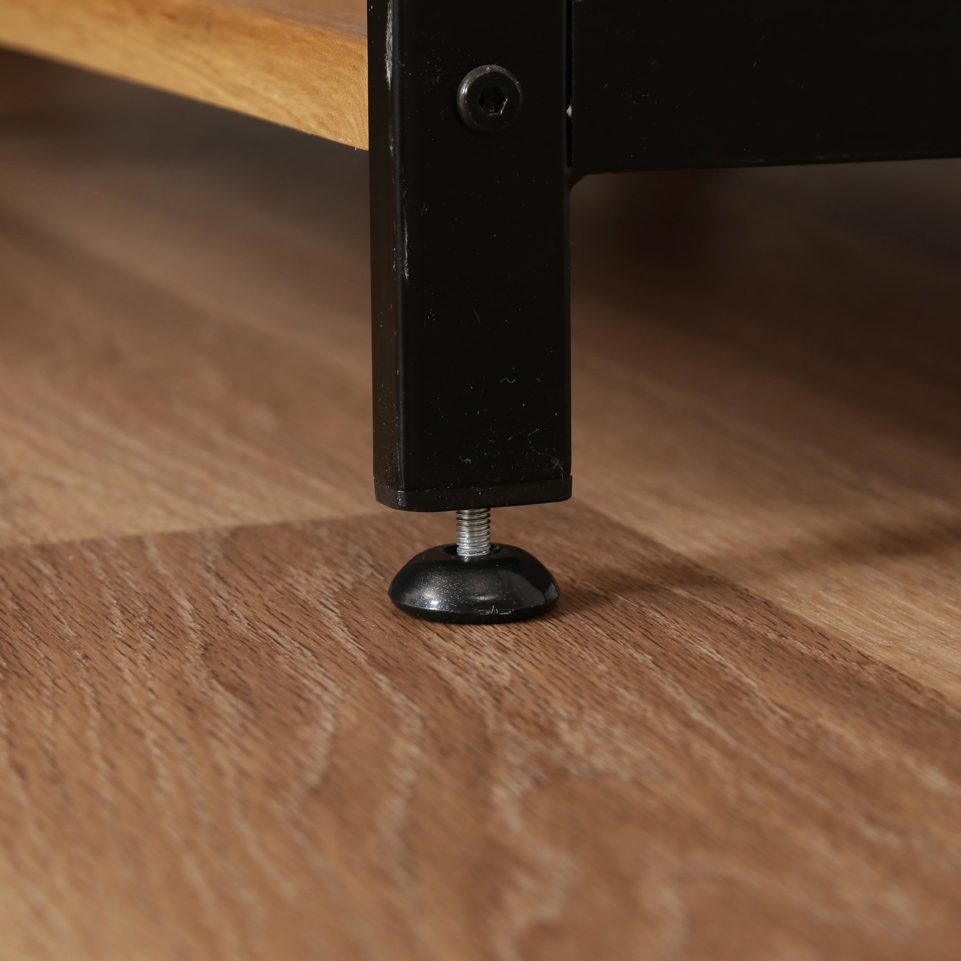 ウッド素材の天板と黒スチールのフレームの4段シェルフの脚部分