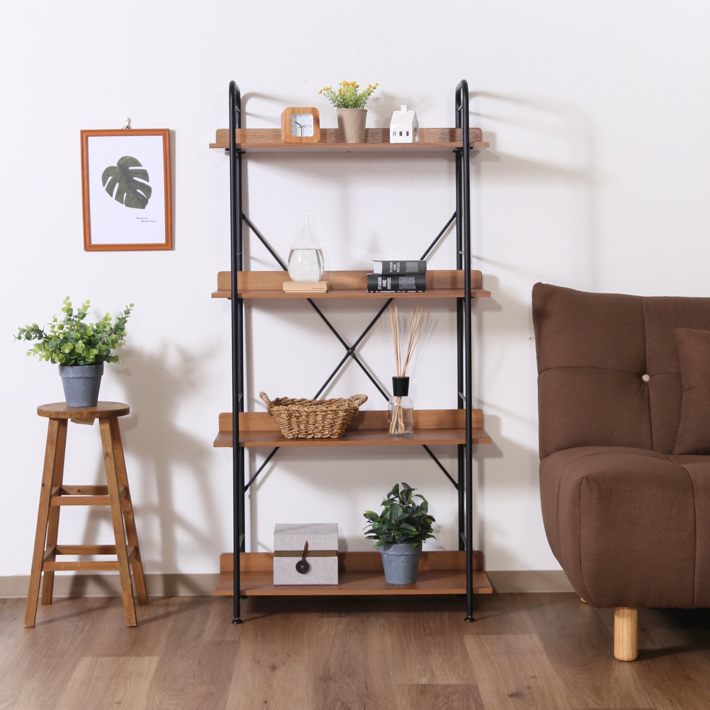 ウッド素材とブラックフレームの4段のオープンシェルフがソファ横に置かれている様子