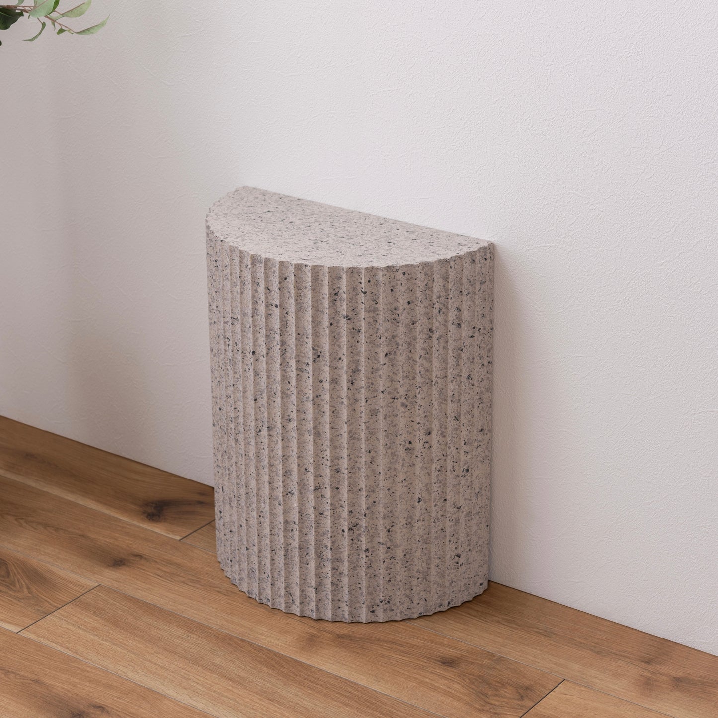 テラゾー柄の半円のスツール