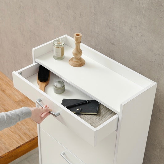 ホワイトのフラップ扉式のシューズケースの引き出しを引き出している様子