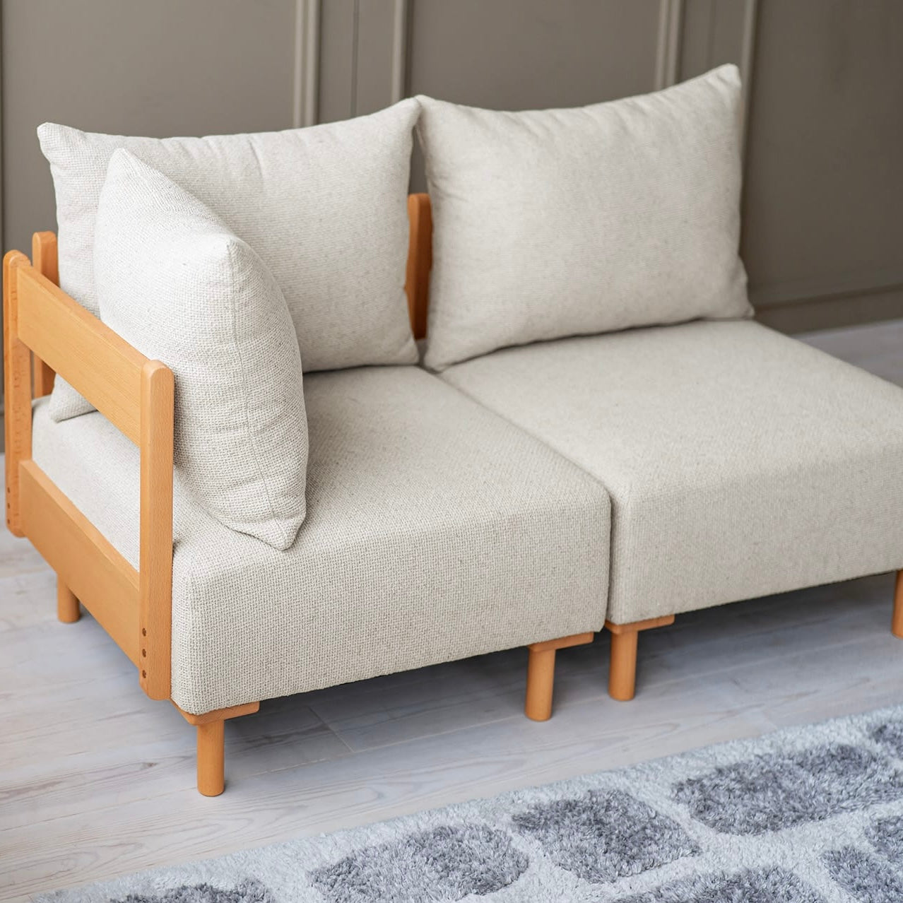 木製フレームのベージュのソファ