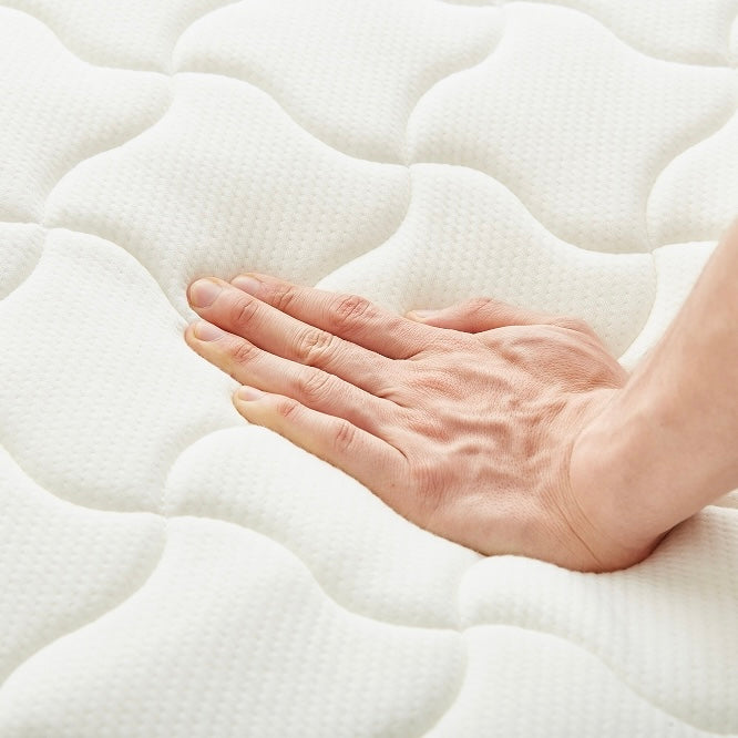 ホワイトのポケットコイルマットレスに手を置いている様子