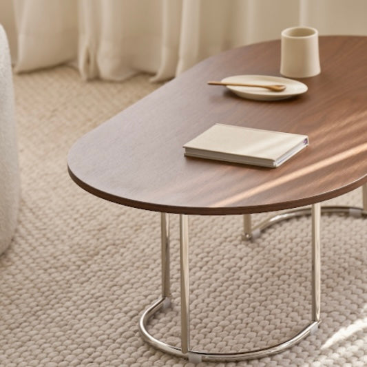 ウッド天板の楕円形のローテーブルがリビングに置かれている様子