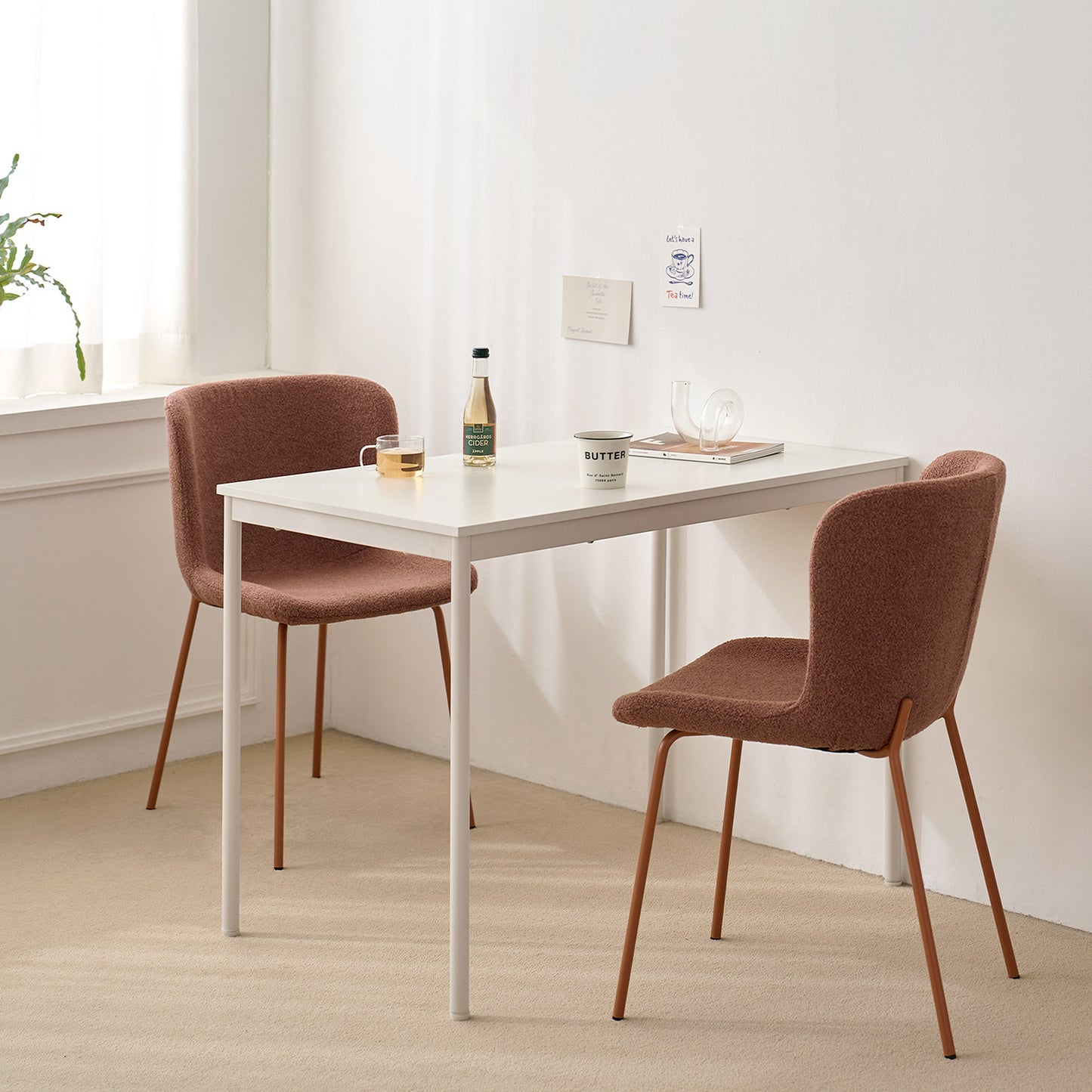 Roomnhome｜ブランファブリックチェアの白い長方形ダイニングテーブルと茶色の布張り椅子2脚のミニマルなデザイン。