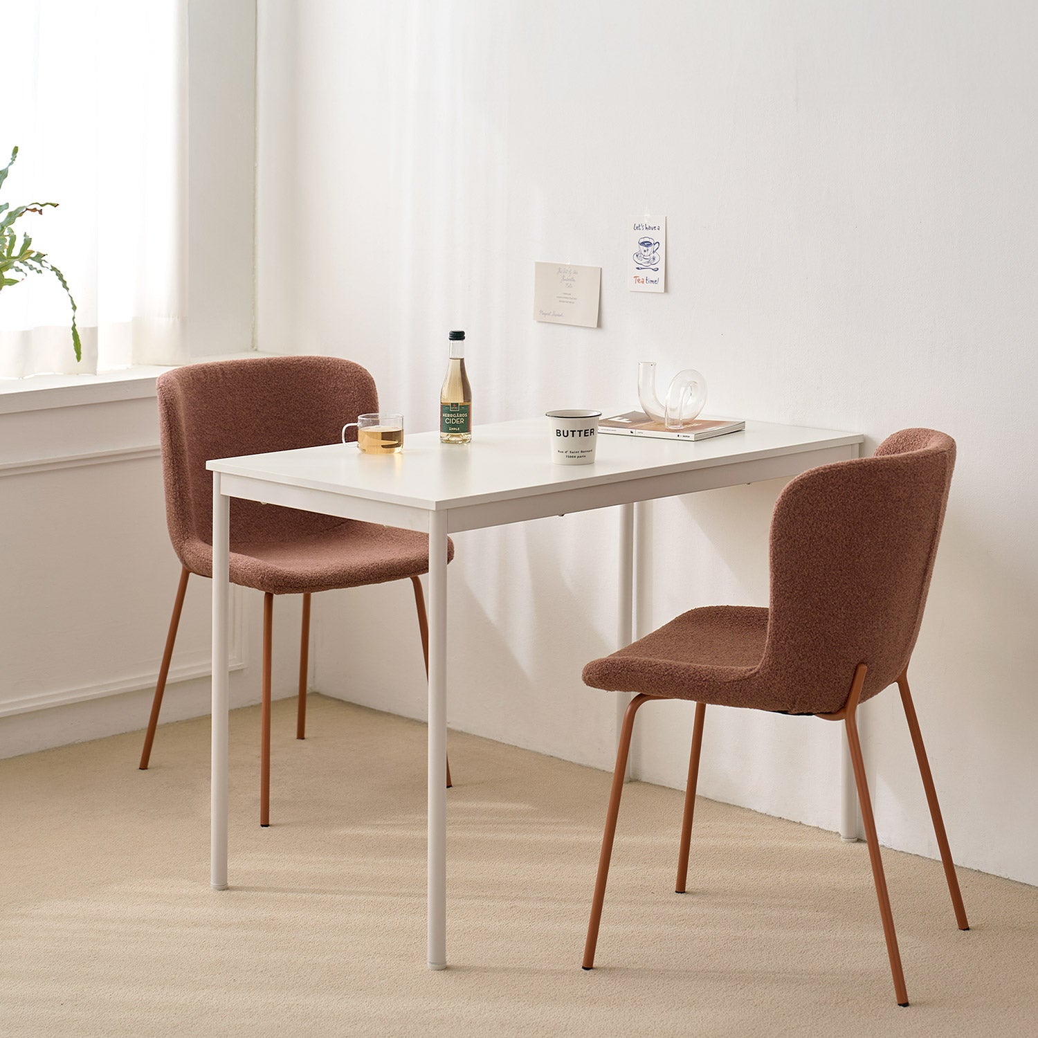 Roomnhome｜ブランファブリックチェアの白い長方形ダイニングテーブルと茶色の布張り椅子2脚のミニマルなデザイン。