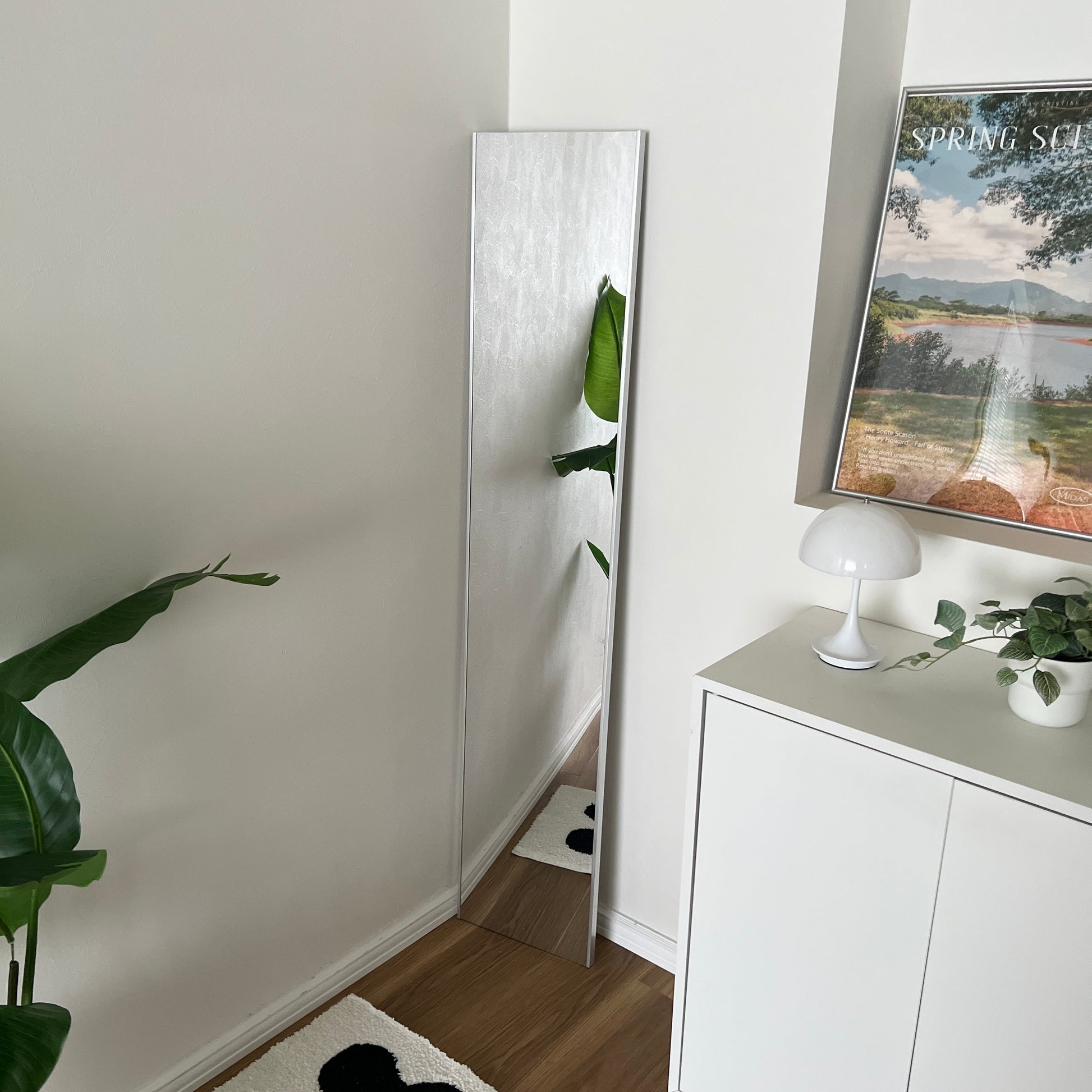 部屋の角に全身鏡を置いている様子