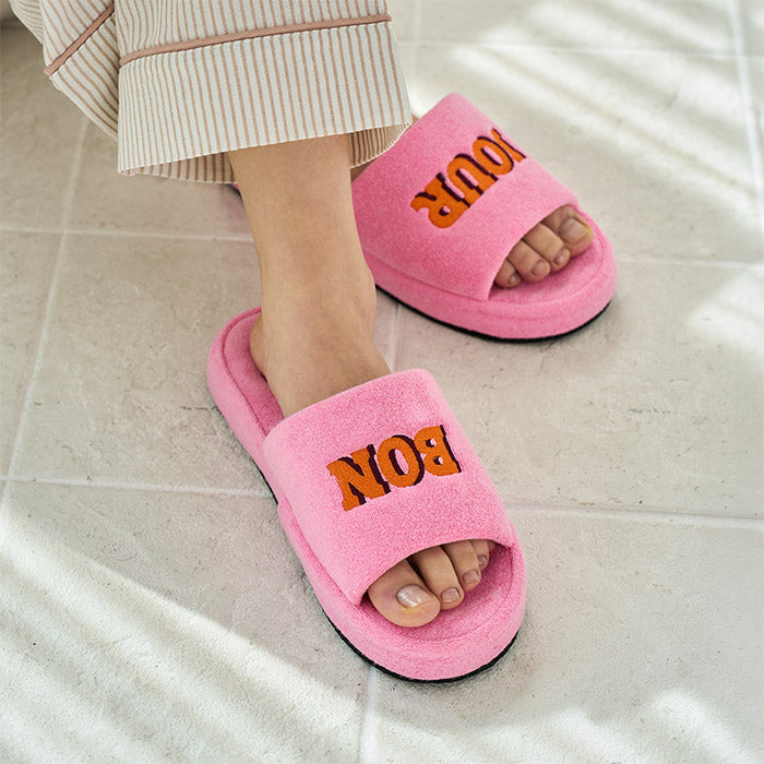 ビビットなカラーにレタリング刺繍が映えるトレンド感のあるスリッパ