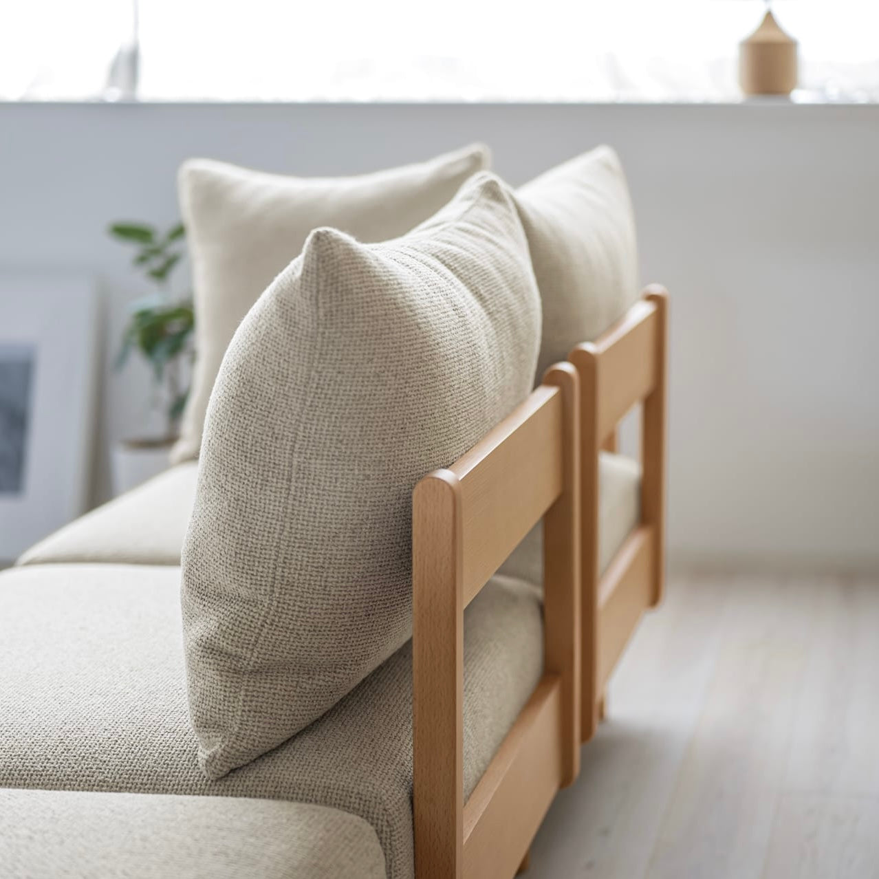 木製フレームのベージュのソファ