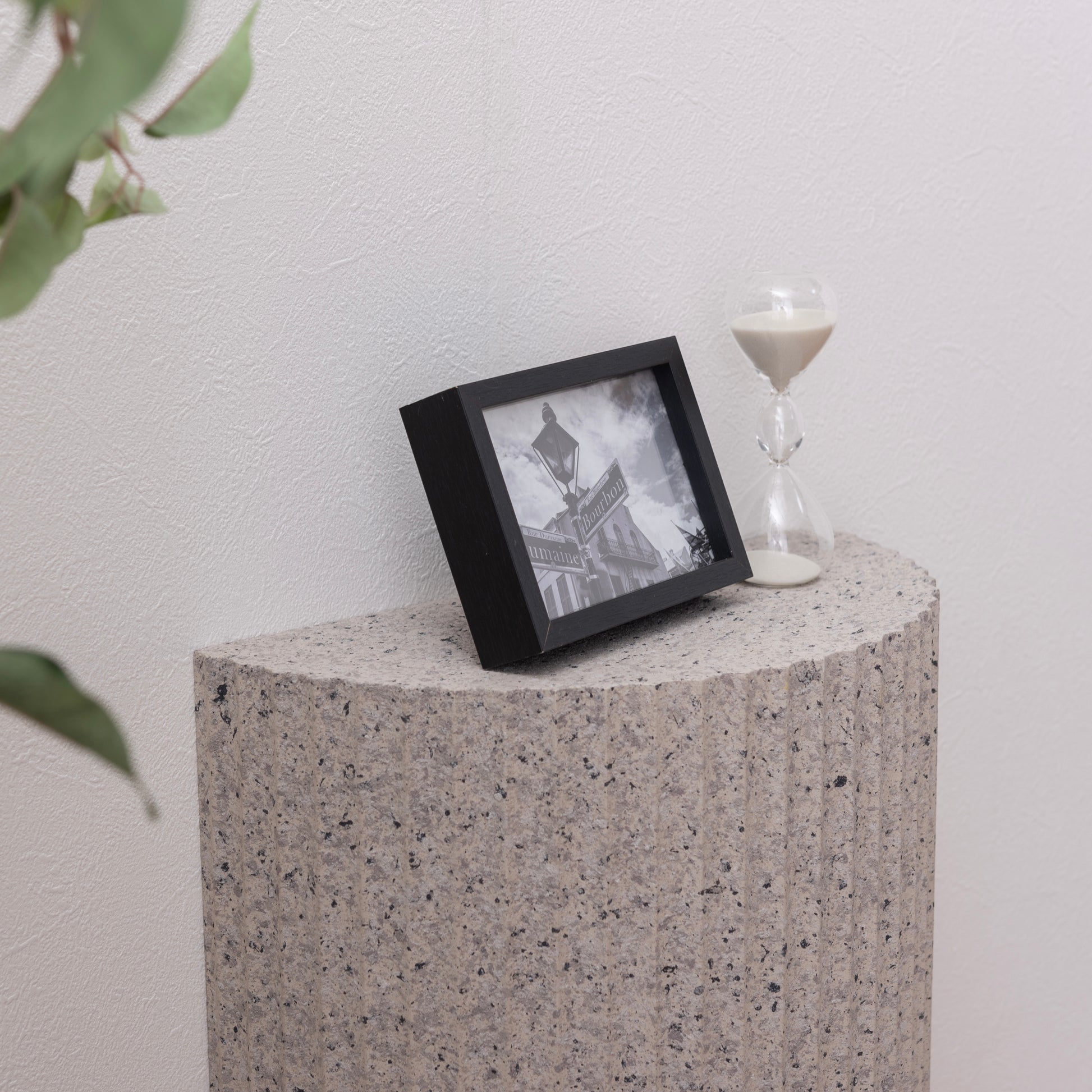 テラゾー柄の半円のスツールにディスプレイされている様子