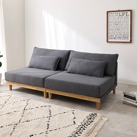 座面が広い2人掛けのソファが並んで置かれている様子