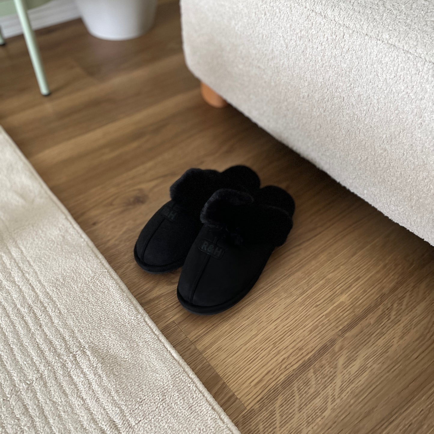 ブラックのムートン調のファースリッパ