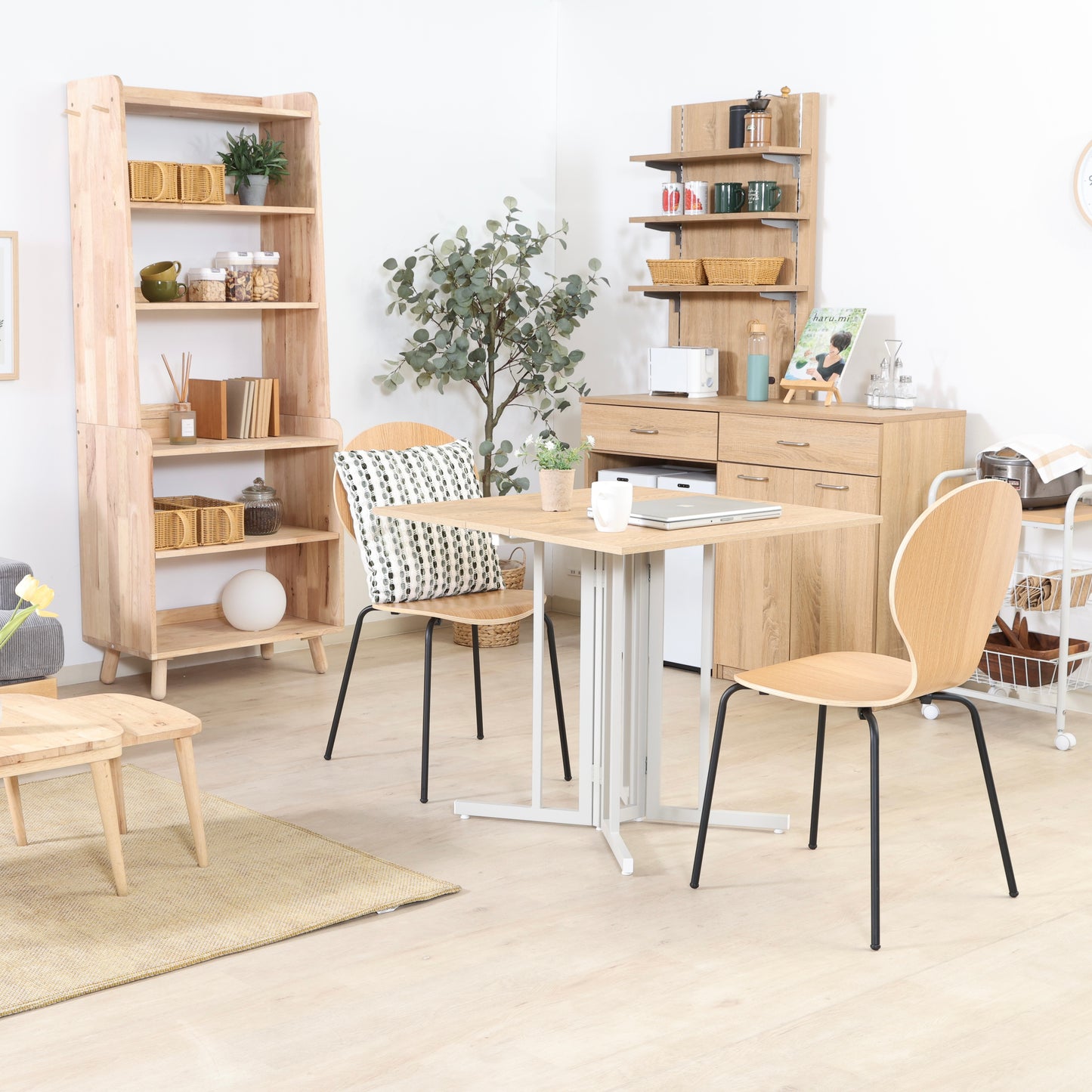 ウッド天板とスチール脚の異素材組み合わせの折りたたみ式のダイニングテーブルが置かれている様子