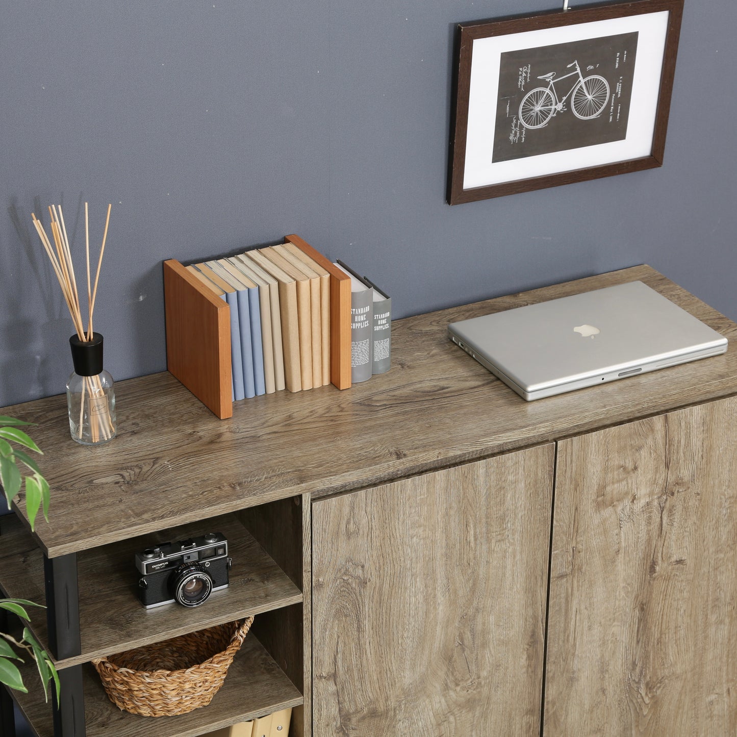 オープンラックが一体になった、ウッド素材のキャビネットの上に本やパソコンが置かれている様子