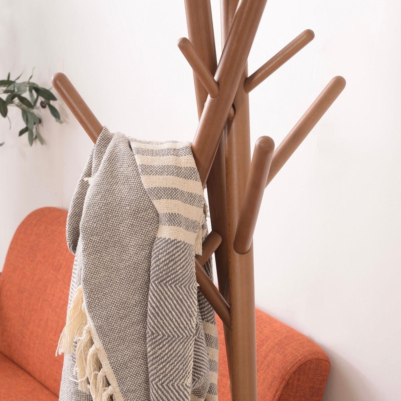 木の枝が交差したようなデザインのハンガーラックにブランケットが掛けられている