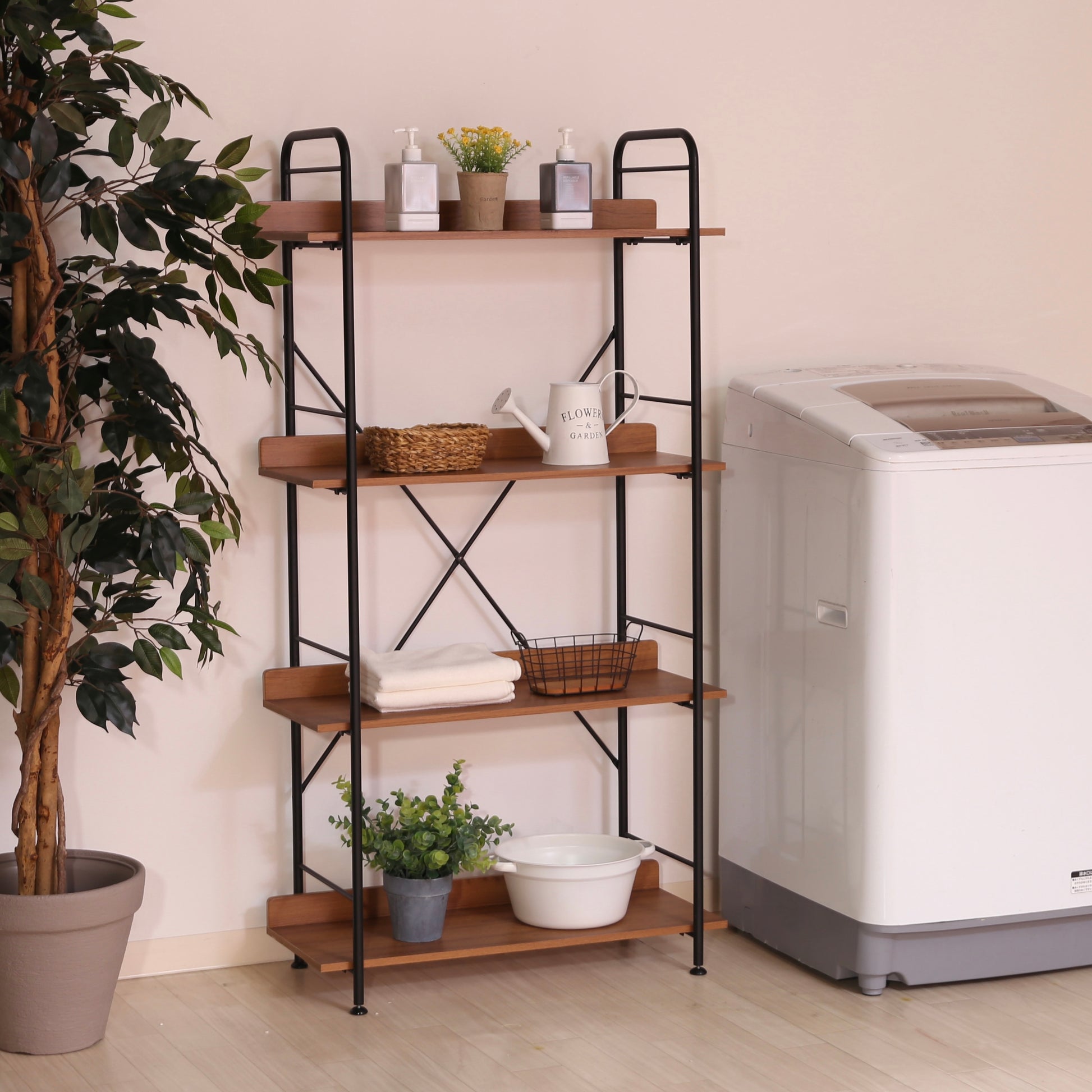 ウッド素材とブラックフレームの4段のオープンシェルフが洗濯機横に置かれている様子