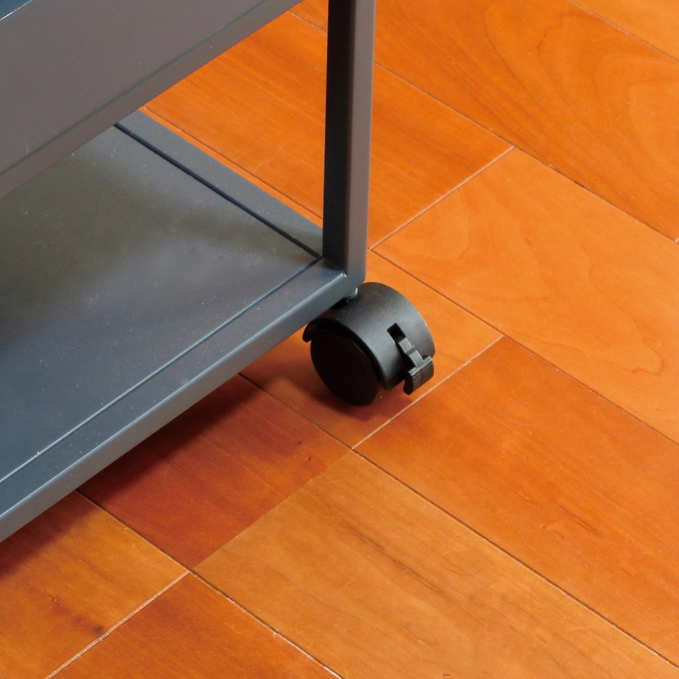 引き出しがたくさんついたネイビーのワゴンのキャスター