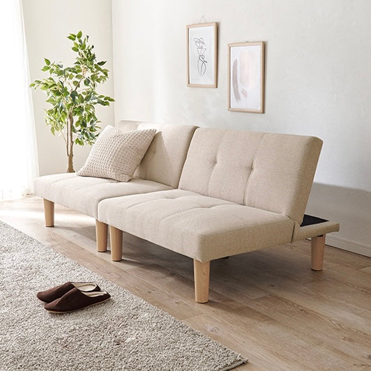 4wayで使えるリクライニング式のソファベッドがリビングに置かれている様子