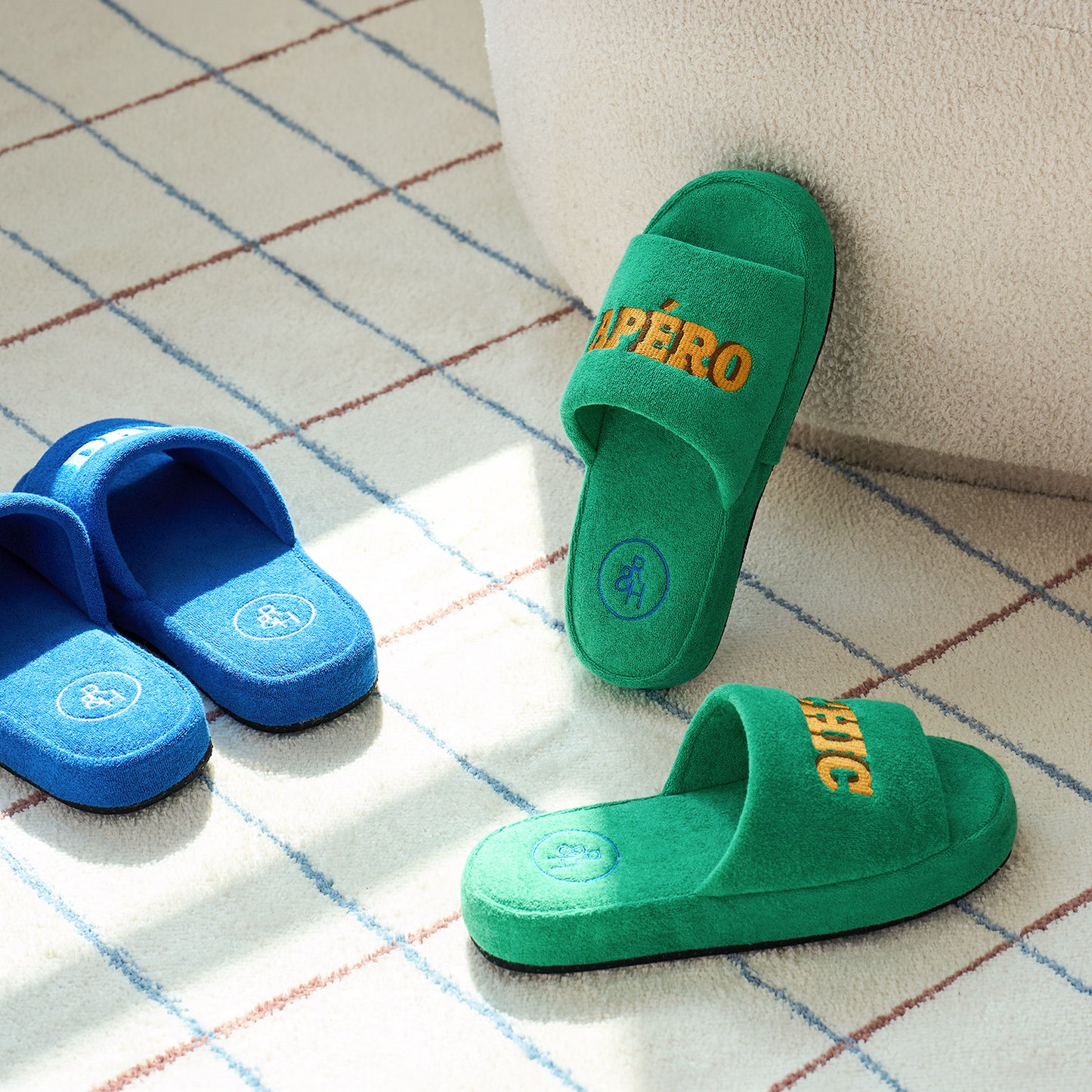 ビビットなカラーにレタリング刺繍が映えるトレンド感のあるスリッパ
