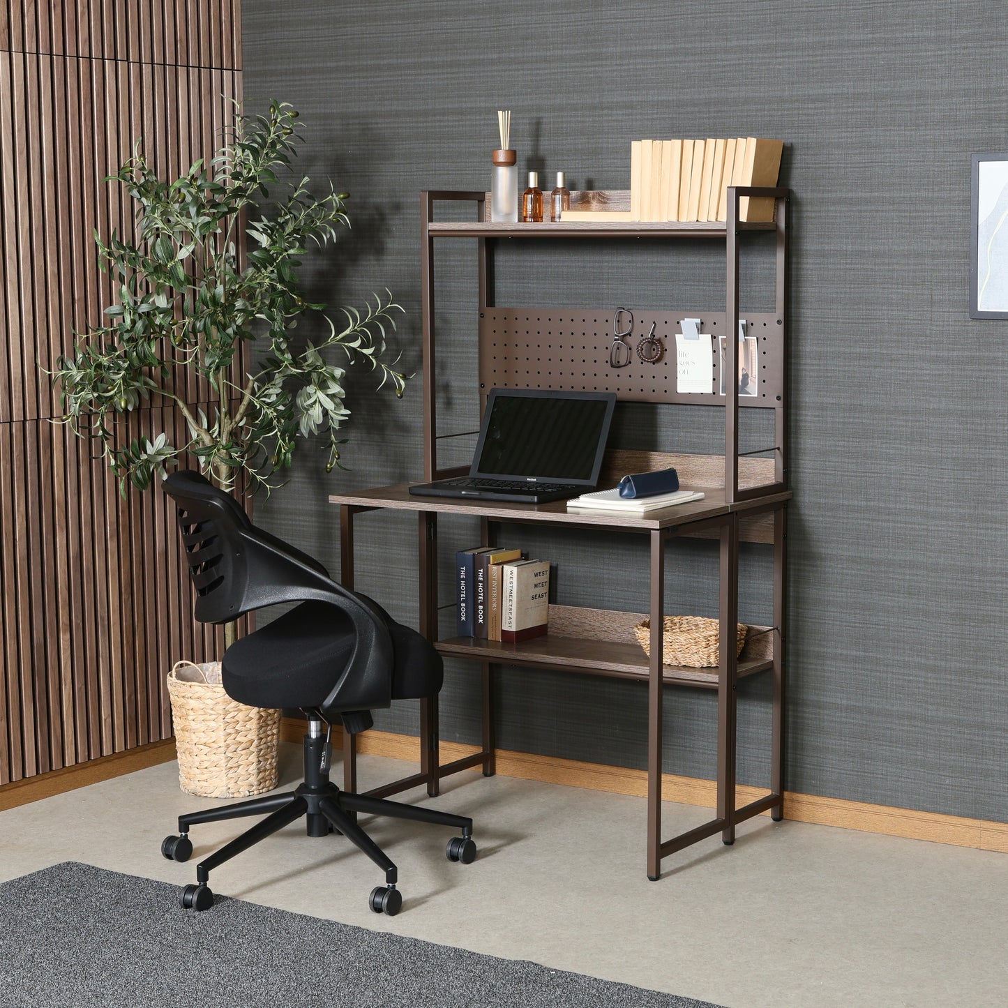 天板が折りたためる収納棚が付いたデスクにパソコンや本が置かれている様子